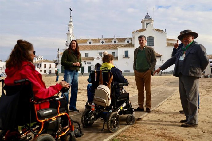 La consejera de Inclusión Social, Juventud, Familias e Igualdad, Loles López, en un encuentro en la aldea de El Rocío (Huelva) con los peregrinos de la 5ª edición del Camino del Rocío sin Barreras.