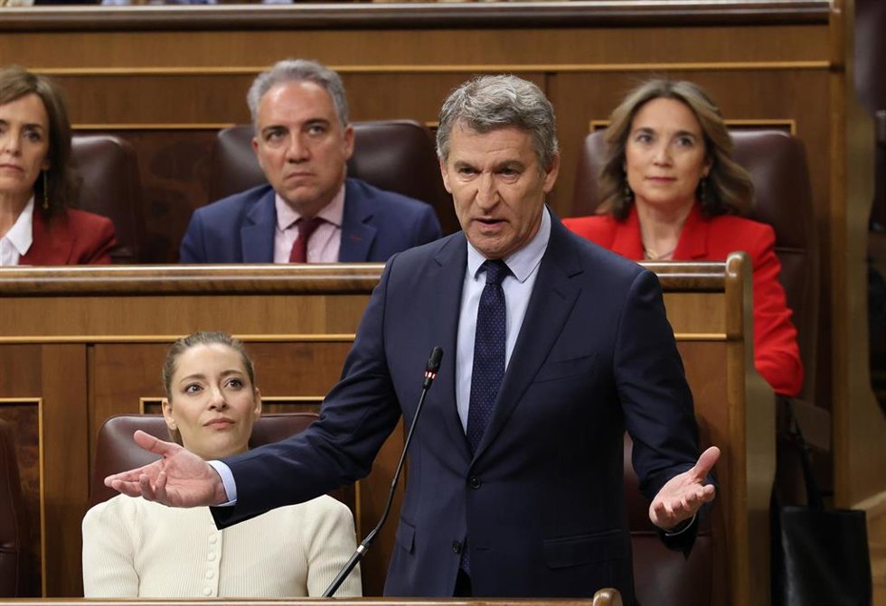 El presidente del Partido Popular, Alberto Núñez Feijóo, interviene durante una sesión de control al Gobierno, en el Congreso de los Diputados, a 18 de marzo de 2026, en Madrid (España). 