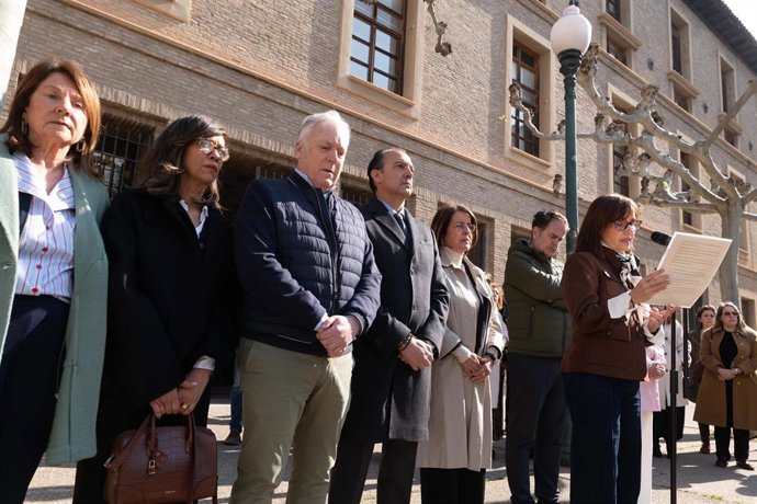 Minuto de silencio en el Edificio Pignatelli, sede del Gobierno de Aragón, en repulsa por el asesinato machista de este sábado en Zaragoza.