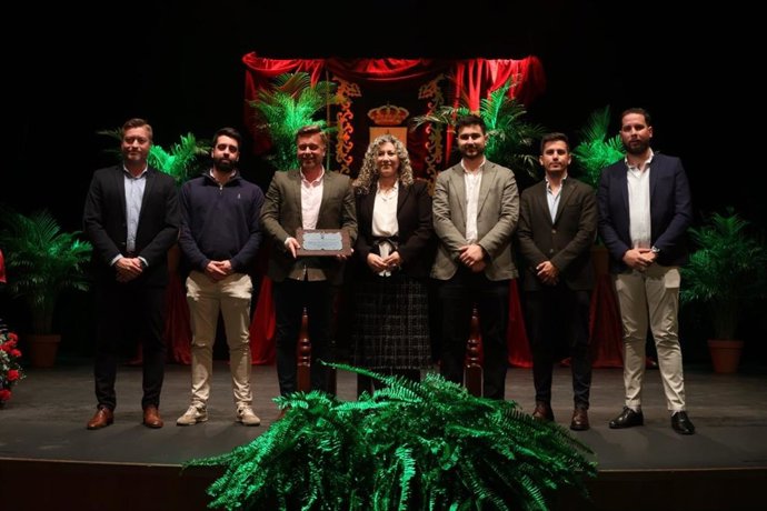 Foto de familia en el certamen de saetas de Alcalá 'Antonio Saavedra', celebrado en el teatro Gutiérrez de Alba.