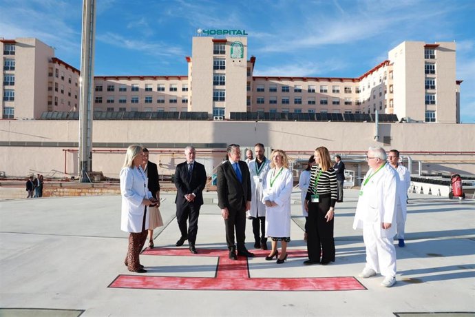 El consejero de Sanidad, Antonio Sanz, junto a la delegada territorial, Silvia Pozo, y la directora del Área de Gestión Sanitaria de Osuna, Belén Lozano; entre otros, en la inauguración del nuevo helipuerto en La Merced.