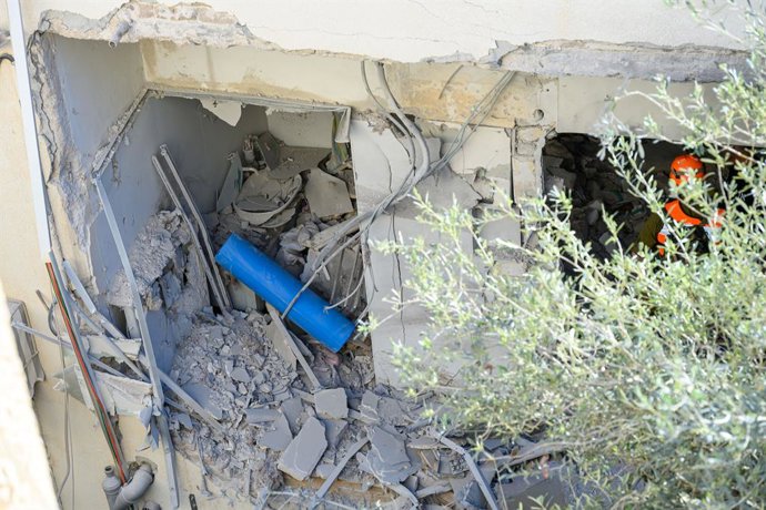 8 de março de 2026, Tel Aviv, Israel: Um míssil balístico iraniano lançado contra o centro de Israel teria se fragmentado em pleno voo, lançando várias submunições que atingiram diversos locais em Tel Aviv.