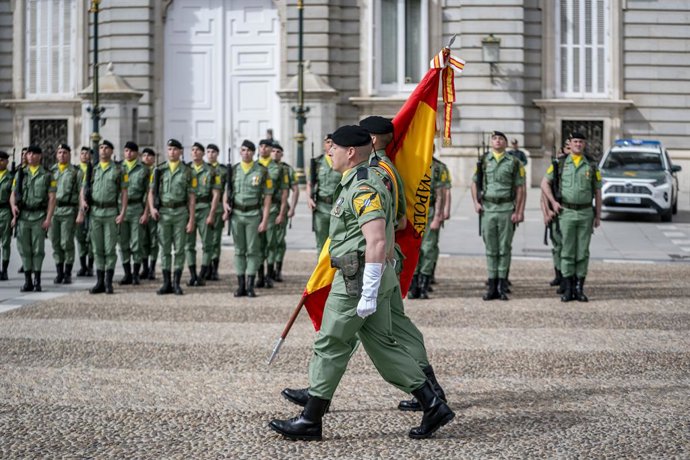 Archivo - Arquivo - Vários militares desfilam durante a cerimônia de juramento à bandeira do pessoal civil, na Praça de Oriente, em 18 de março de 2023, em Madri (Espanha). A cerimônia de juramento à bandeira para a população civil é um ato militar solene