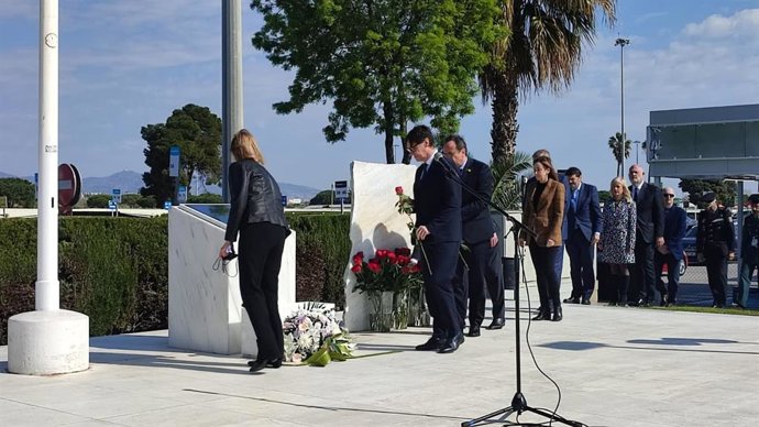 Autoridades políticas y familiares de las víctimas de Germanwings ponen rosas en memoria de los fallecidos en el siniestro