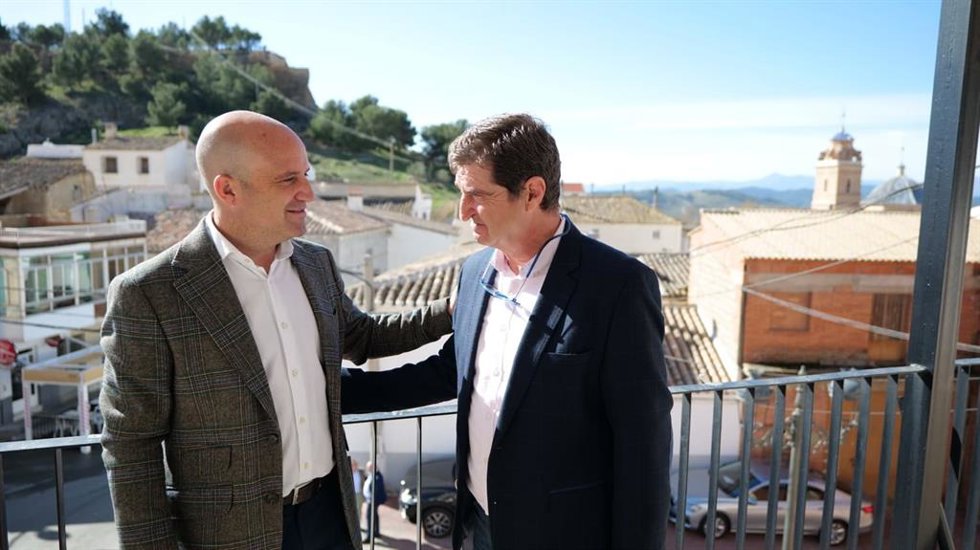 El presidente de la Diputación de Almería, José Antonio Garcia Alcaina, junto al alcalde de Oria, Marcos Reche.