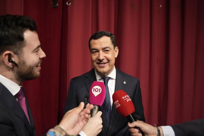 El presidente de la Junta de Andalucía, Juanma Moreno, atendiendo a los medios antes del Pregón de la Semana Santa de Sevilla 2026.