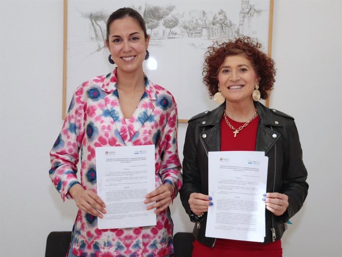 Blanca Jiménez y Maite Martínez durante la formalización del nuevo convenio de colaboración para impulsar el turismo deportivo en la ciudad.