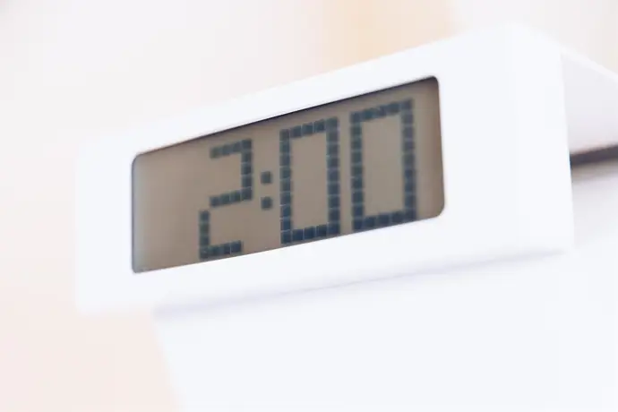 Despertador marcando las 2:00 horas en Madrid