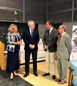 José Antonio Guardeño (2º izda.) habla con el alcalde de Lucena,  Aurelio Fernández, junto a otros responsables de Amalu, en la pasada edición de Hábitat.