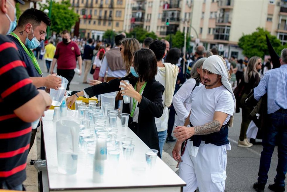 Archivo - Un cstalero de la Hermandad de la Sed, coge agua en la  Av, Luis Montoto, en  la Semana Santa Sevilla.