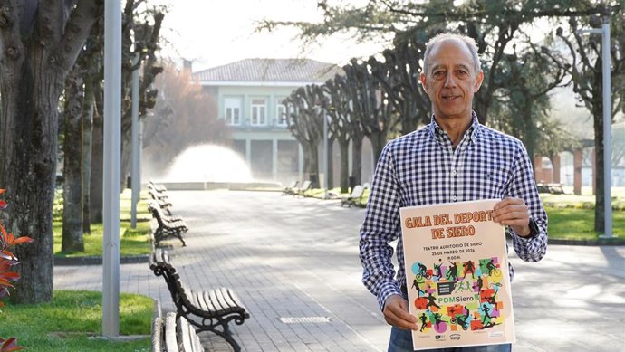 El concejal de Deportes, Salud y Protección contra Incendios de Siero, Jesús Abad, con el cartel de la gala.