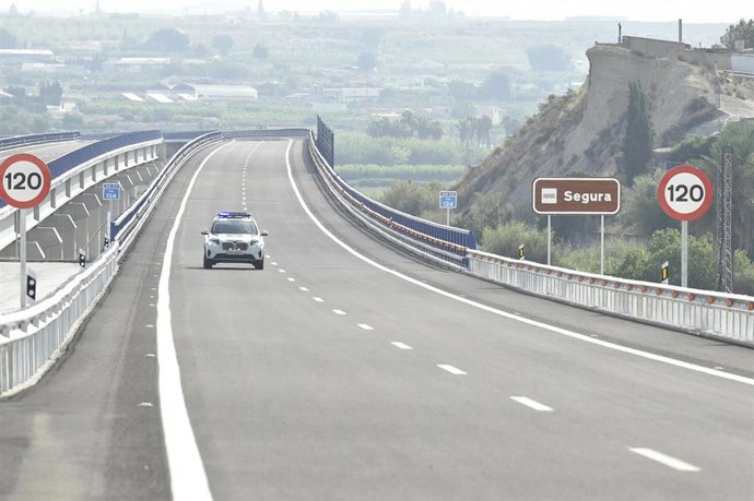 Archivo - Un coche de policia, durante la puesta en servicio de los tramos A y B del Arco Noroeste de Murcia