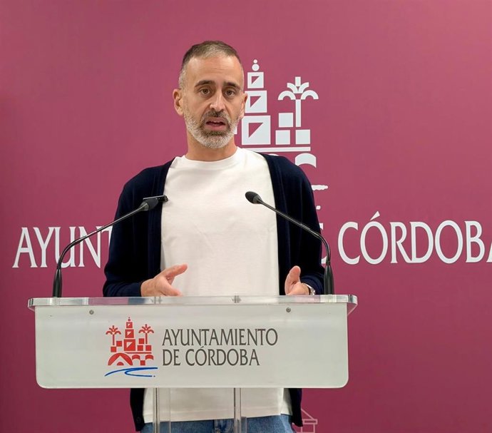 El concejal socialista Ángel Ortiz, en una rueda de prensa, en foto de archivo.