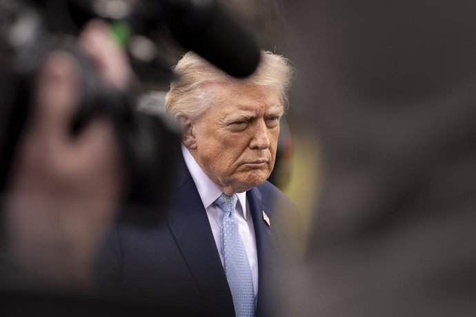 20 de março de 2026, Washington, Distrito de Columbia, Estados Unidos: O presidente dos Estados Unidos, Donald Trump, fala com a imprensa antes de deixar a Casa Branca em 20 de março de 2026, em Washington, D.C. O presidente Trump está viajando para a Fló