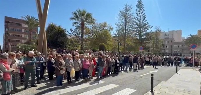 Vecinos guardan un minuto de silencio por el crimen de la menor de Torrevieja