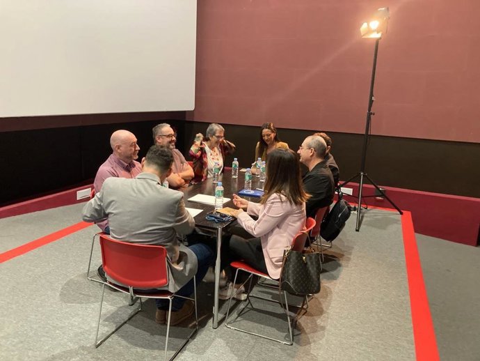 Imagen una reunión en la Filmoteca de la Región de Murcia 'Francisco Rabal' de la consejera de Turismo, Cultura, Juventud y Deportes, Carmen Conesa, con representantes de la Unión de Asociaciones Audiovisuales de la Región de Murcia.