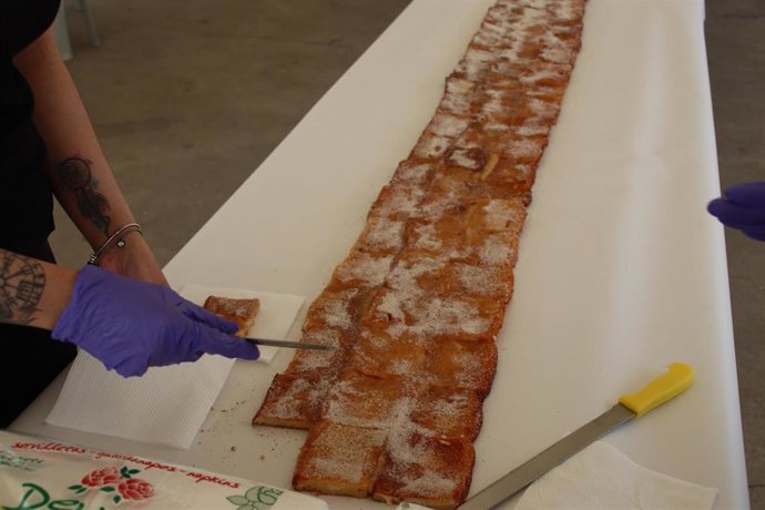 Torrija gigante elaborada en Cuevas de San Marcos por la panadería Galancho