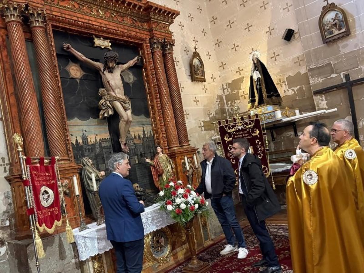 La iglesia de San Pedro Apóstol de Ribafrecha recupera su retablo clasicista de la primera mitad del XVII
