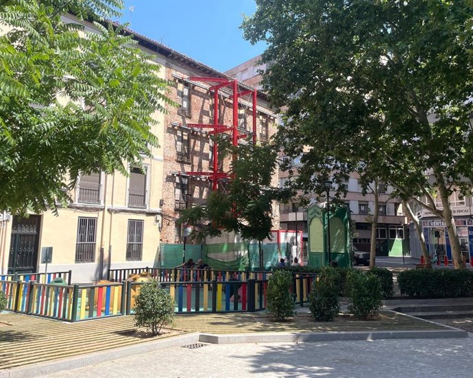 Plaza del Caño Argales en Valladolid con el edificio apuntalado de fondo.