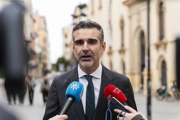 El consejero de Agricultura, Pesca Agua y Desarrollo Rural de la Junta de Andalucía, Ramón Fernández-Pacheco atiende a los medios antes del pregón. En Almería, a 22 de marzo de 2026.