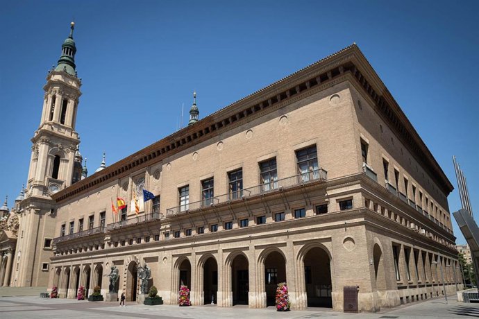 Archivo - Fachada del Ayuntamiento de Zaragoza.