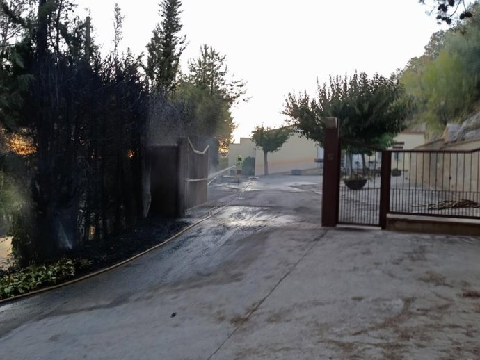 Bomberos apagando un incendio en una finca de Barbastro.