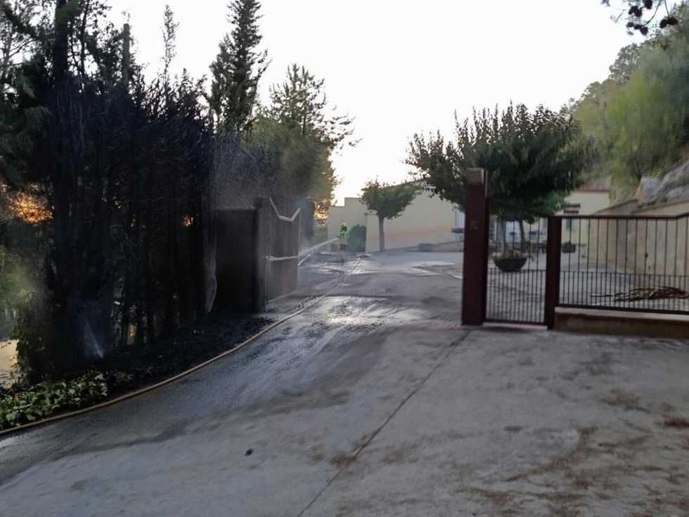 Bomberos apagando un incendio en una finca de Barbastro.