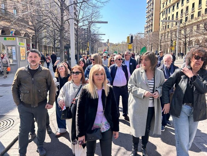 La portavoz del PSOE en el Ayuntamiento de Zaragoza, Lola Ranera, en la manifestación de este domingo bajo el lema 'Zaragoza no se vende'.