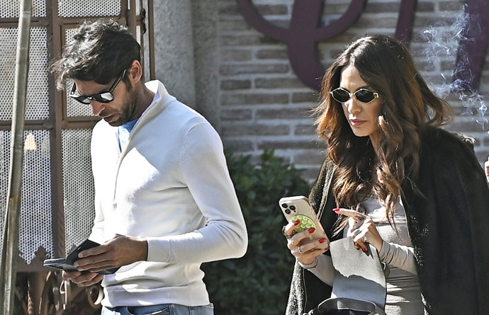 Tamara Gorro y Cayetano Rivera llegan a un restaurante en Madrid.