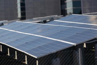 Archivo - Imagen de archivo de placas solares, a 15 de diciembre de 2023, en Móstoles, Madrid (España).