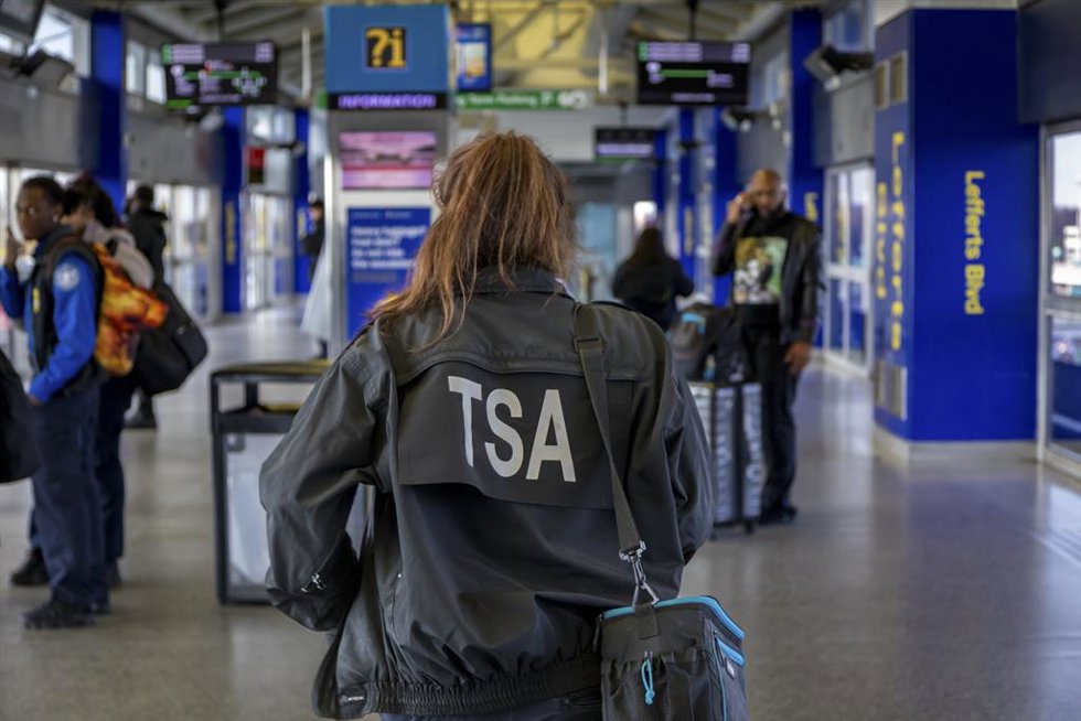 Archivo - Una agente de la TSA en el aeropuerto JFK de Nueva York 