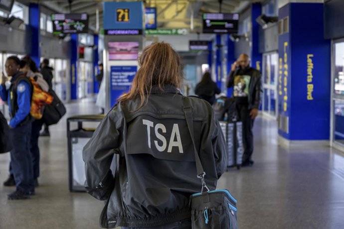 Archivo - November 8, 2025, New York, Ny, United States: A TSA agent arrives to work at John F. Kennedy Airport (JFK) as more than 5,000 US flights were cancelled or delayed on Friday, in the first day of new mandates forcing airlines to reduce air traffi