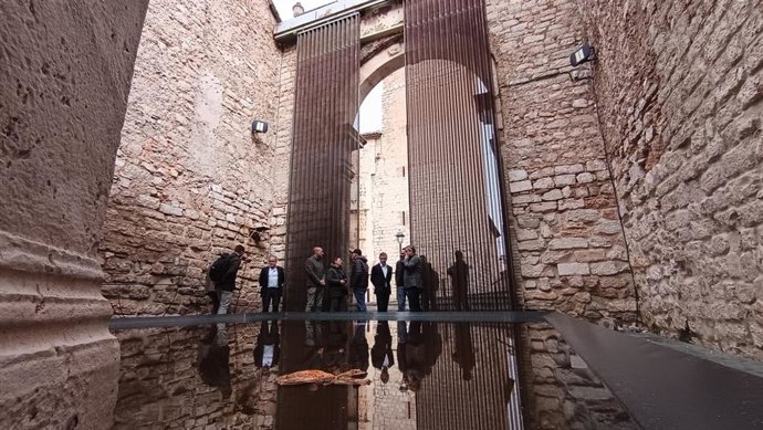 El alcalde de Jaén, Julio Millán, ha visitado el raudal con técnicos municipales con Manuel Holguín, de Aqualia, ha estado acompañado por los concejales de Patrimonio, José María Cano, y del área Económica y empresas concesionarias, Francisco Lechuga.