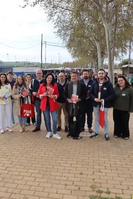 La secretaria general del PSOE de Córdoba y diputada por la provincia en el Congreso, Rafi Crespín, en el mercadillo de El Arenal.