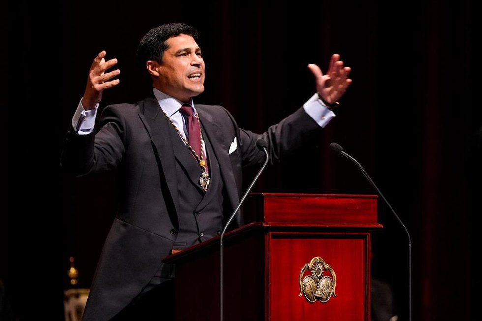 El pregonero de la Semana Santa de Sevilla, José Antonio Rodríguez, con los brazos abiertos, recibe la ovación del público del Teatro de la Maestranza al concluir su exaltación.