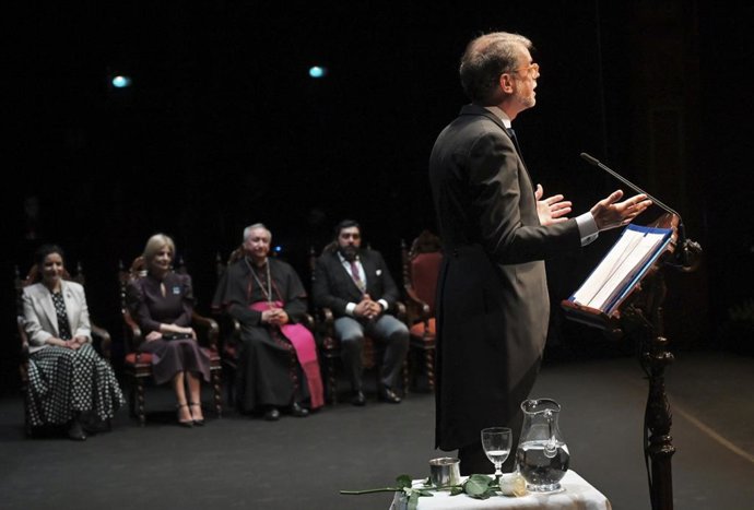 El pregonero de la Semana Santa de Jerez de la Frontera 2026, Juan Mera Gracia, bajo la mirada de la alcaldesa de Jerez, María José García-Pelayo.