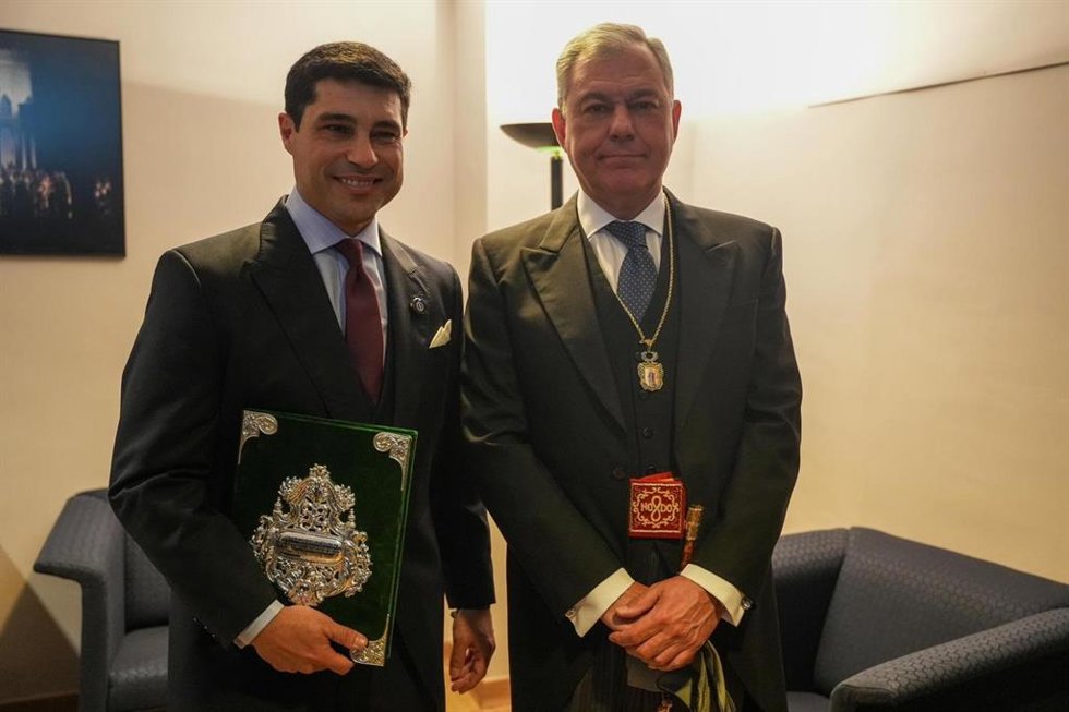 El pregonero de la Semana Santa, José Antonio Rodríguez, con su pregón en las manos, junto al alcalde, José Luis Sanz, en los camerinos del Teatro de la Maestranza.