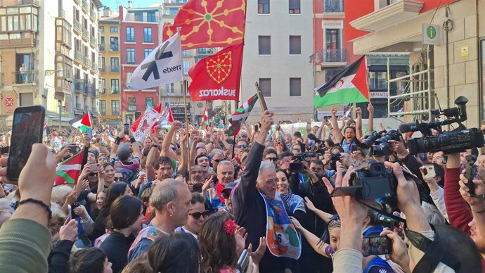 El alcalde de Pamplona, Joseba Asiron, recibe el relevo de la Korrika 2026 en la plaza Consistorial.