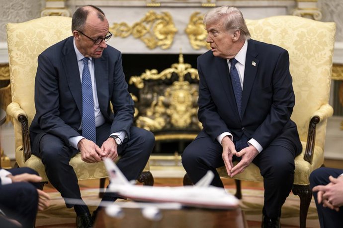 4 de março de 2026, Washington, D.C., Estados Unidos da América: O presidente dos EUA, Donald Trump, conversa com o chanceler alemão Friedrich Merz, à esquerda, durante uma reunião bilateral no Salão Oval da Casa Branca, em 3 de março de 2026, em Washingt