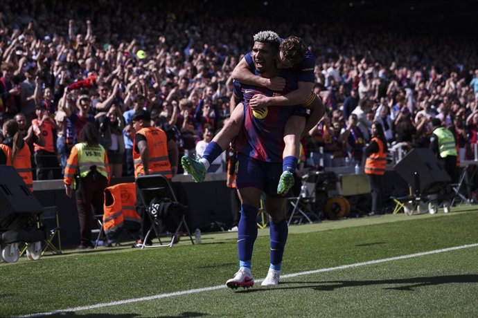 Ronald Araujo y Fermín celebran el gol del uruguayo en el Barça-Rayo