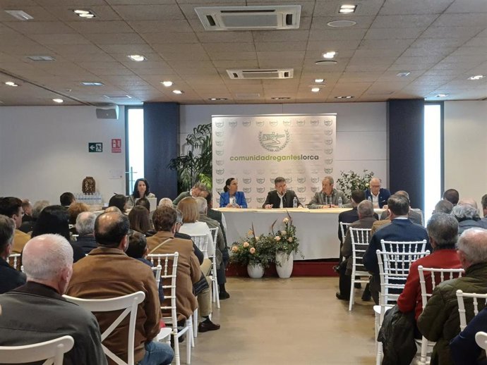 Imágenes de la consejera de Agua, Agricultura, Ganadería y Pesca, Sara Rubira, durante la asamblea de la comunidad de regantes de Lorca.