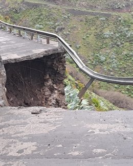 Las lluvias de la borrasca 'Therese' provocan un desprendimiento en la vía que conecta Erque y Erquito (La Gomera)