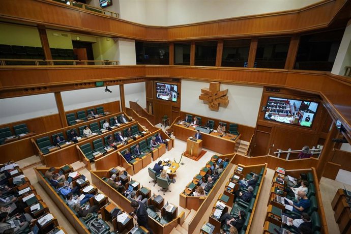 Archivo - Parlamento vasco durante un debate 