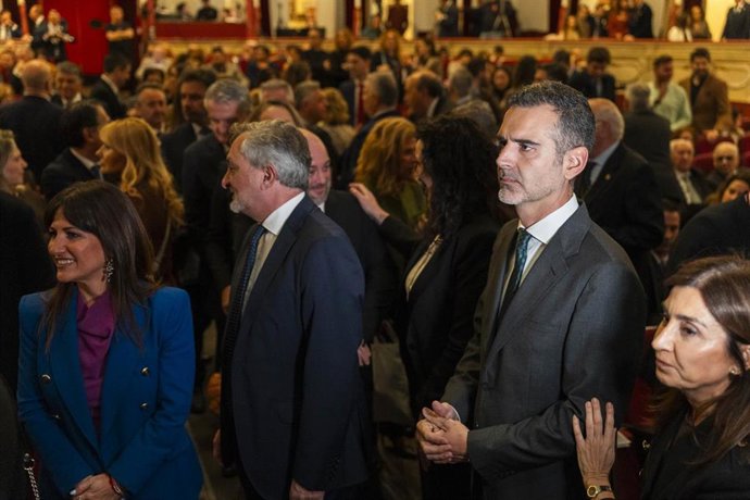 El consejero de Agricultura, Pesca Agua y Desarrollo Rural de la Junta de Andalucía, Ramón Fernández-Pacheco asiste al Pregón de la Semana Santa de Almería. En Almería, a 22 de marzo de 2026. El consejero saludando en el interior del Teatro Cervantes.