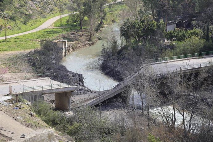 Imagen de archivo de la destrucción del puente Tir Falsay (Seis de Febrero) en un ataque israelí sobre el río Litani, entre las localidades de Zrarieh y Tir Falsay, a 13 de marzo de 2026