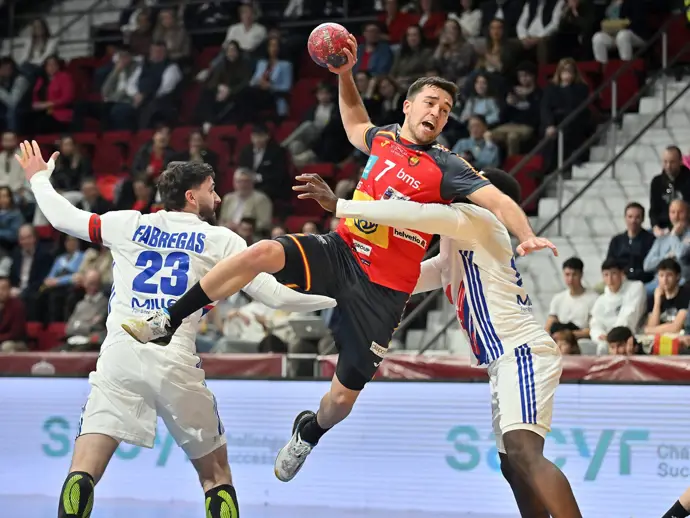 Jan Gurri con la selección española masculina de balonmano ante Francia en el Quijote Arena