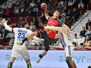Jan Gurri con la selección española masculina de balonmano ante Francia en el Quijote Arena