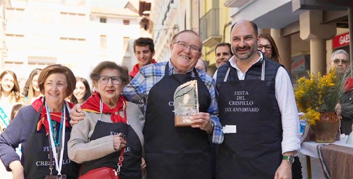 El alcalde de Barbastro, Fernando Torres, junto a uno de los reconocidos en esta jornada.