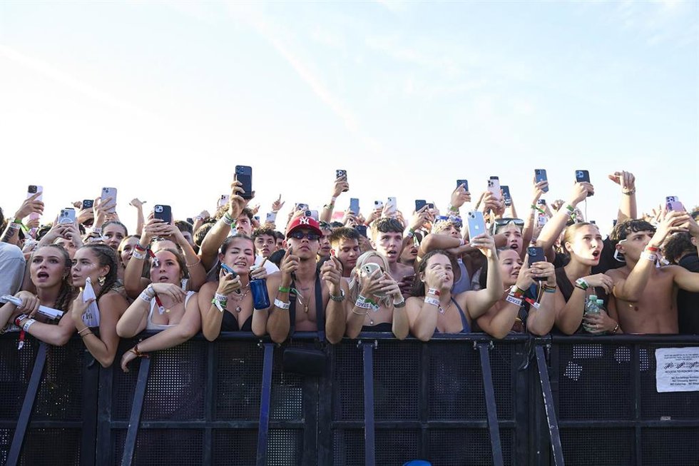 Archivo - Varias personas durante el Reggaeton Beach Festival de Madrid, en el espacio Iberdrola Music, a 19 de julio de 2025, en Madrid (España). 