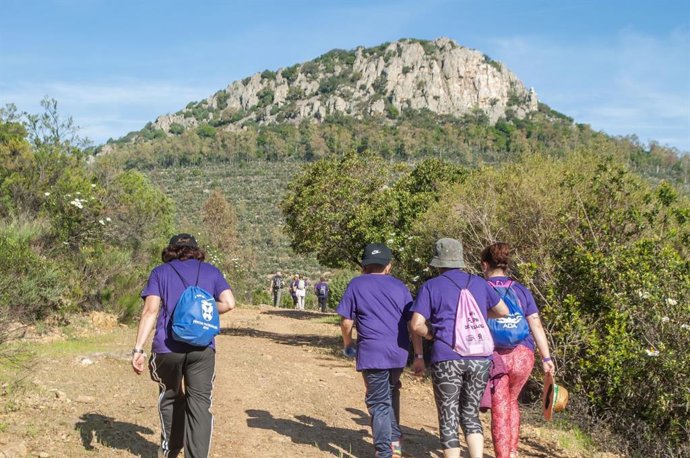 Archivo - Participantes en la Ruta Violeta entre Higuera de Albalat y Casas de Miravete, en Cáceres.